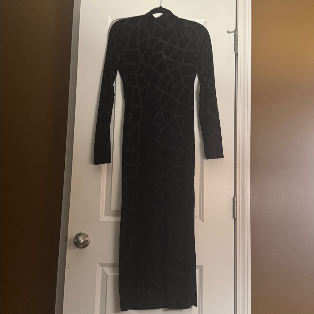 Versatile Elegance: Women's Bodycon Dress with Long Sleeves & Plaid Design